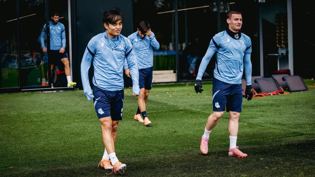 Take Kubo salta al campo ayer en Zubieta junto a Sergio Gómez y Jon Mikel Aramburu.