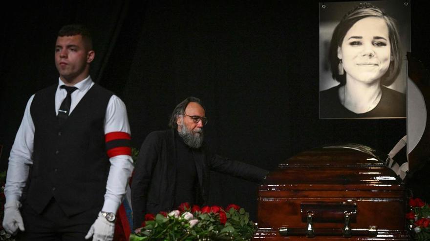 Miles de personas se despiden en Moscú de Daria Dugina: “Vivió y murió por la victoria”