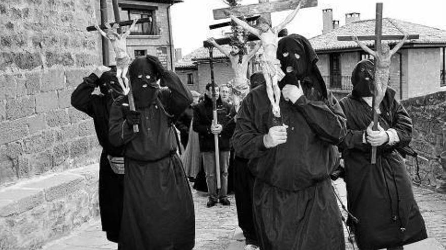 Romeros de Tafalla, entunicados por las calles de Ujué.
