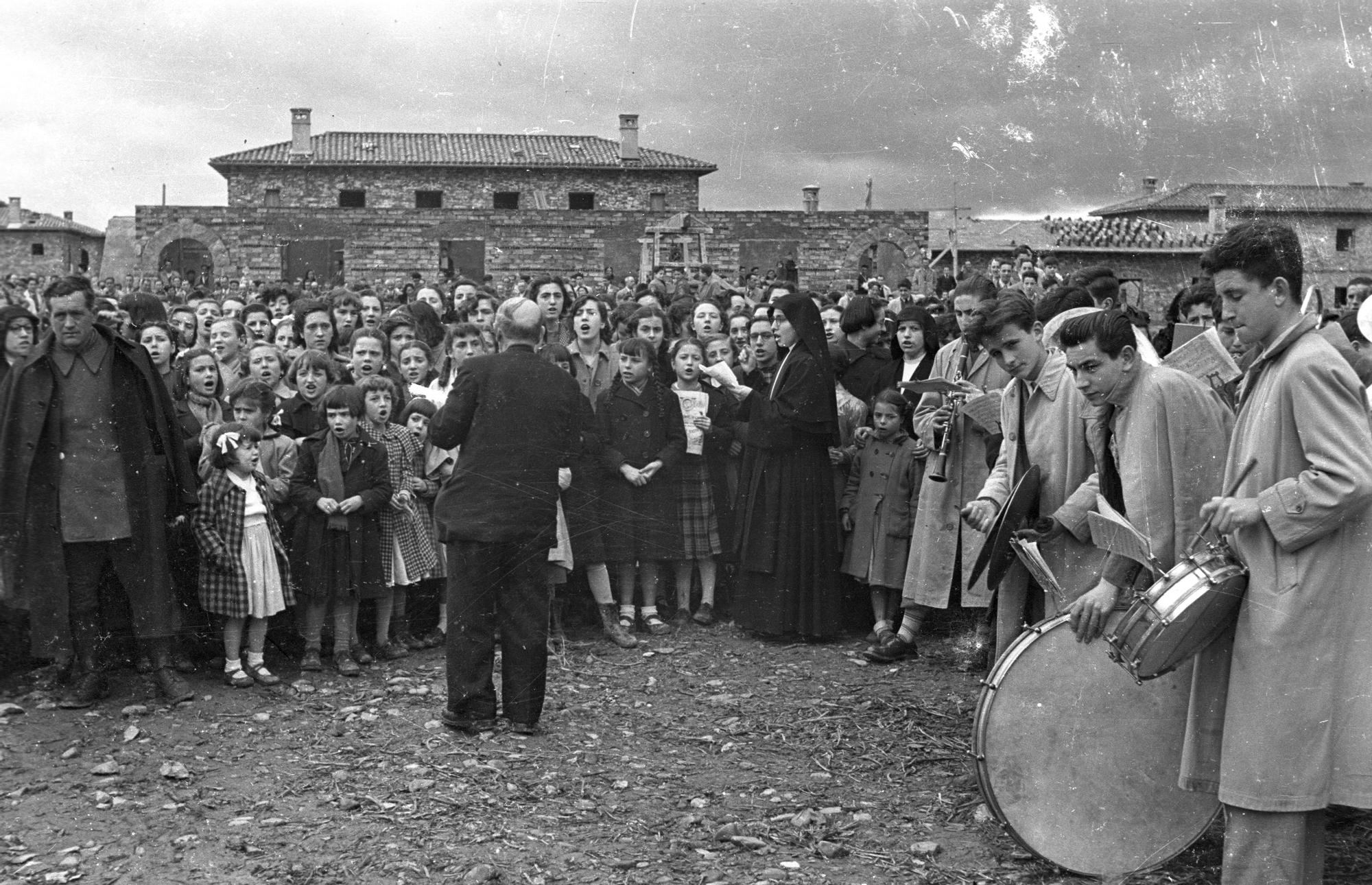 Colocación de la primera piedra de la iglesia de San José y de la escuela Salesinas en 1951.