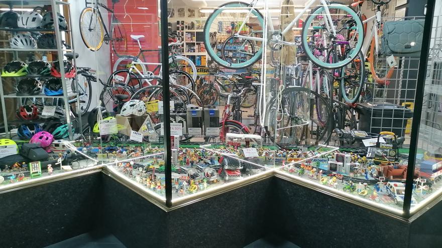 En imágenes: Una etapa del Tour en el escaparate de una tienda de Vitoria