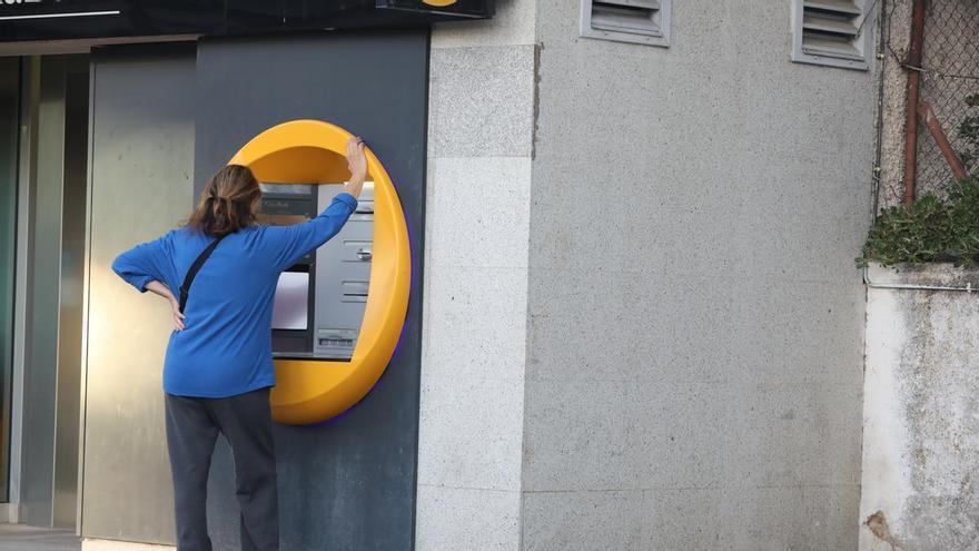 Las familias gastan más y reducen su colchón de ahorro