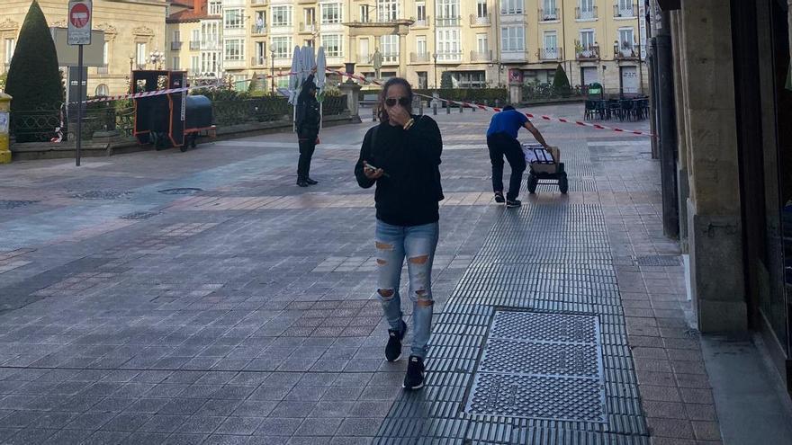 La Ertzaintza investiga en la plaza de la Provincia el pelotazo a un manifestante tras el acto de la Falange