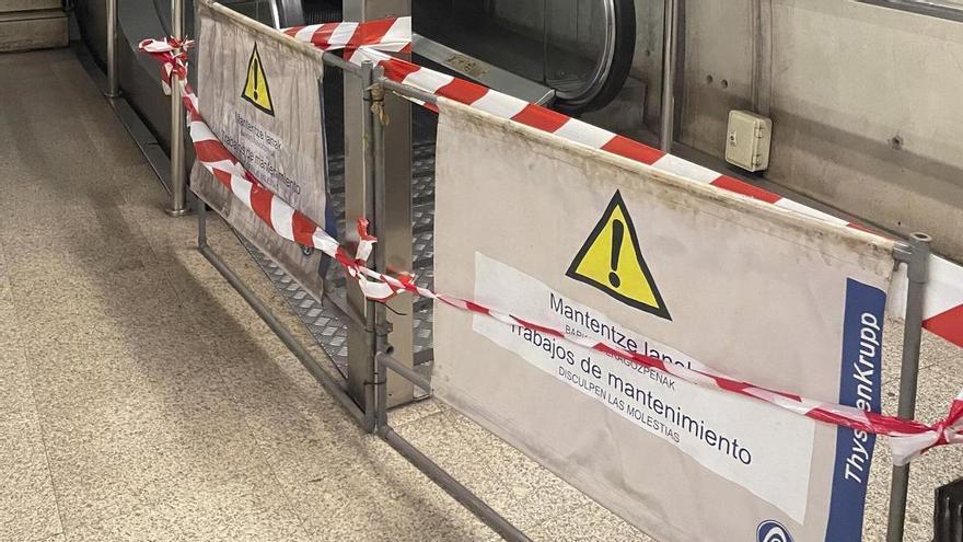 Las escaleras del metro de Karmelo esperan una pieza muy particular