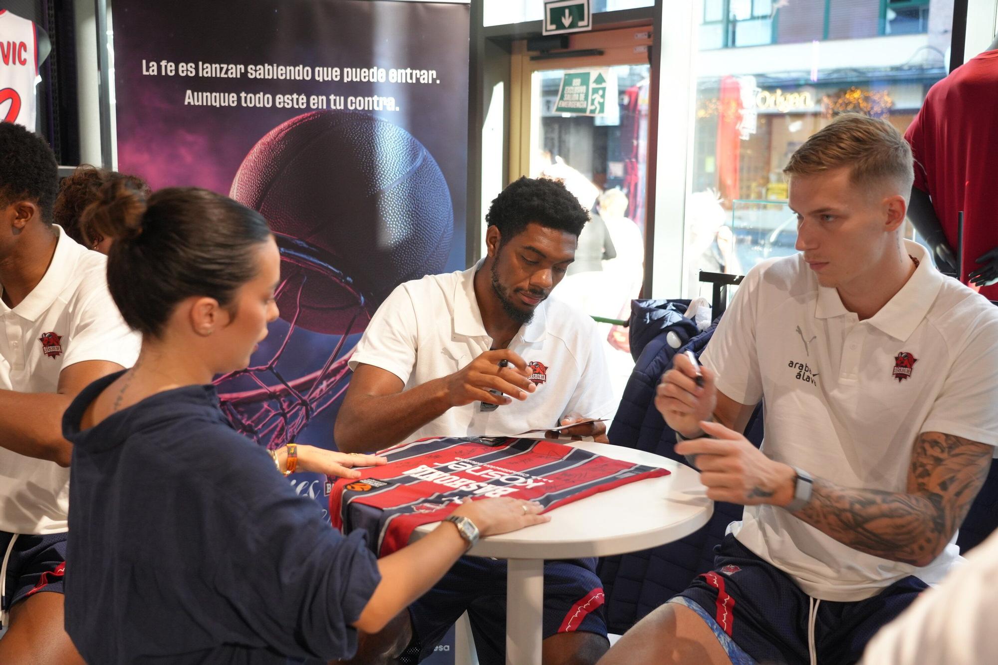 En imágenes: El Baskonia se da un baño de masas en la firma de autógrafos