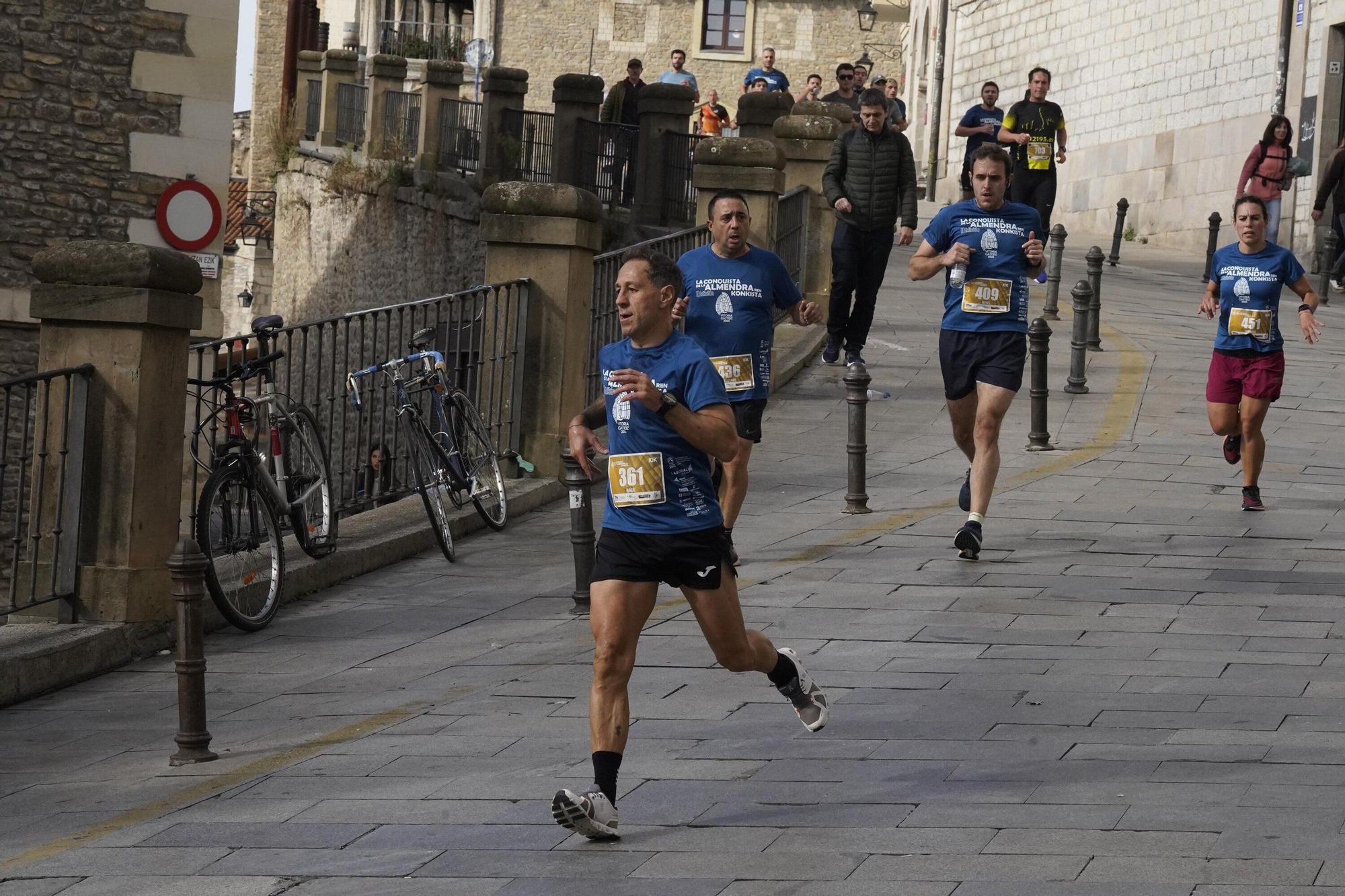 En imágenes: Miles de personas conquistan la Almendra de Gasteiz