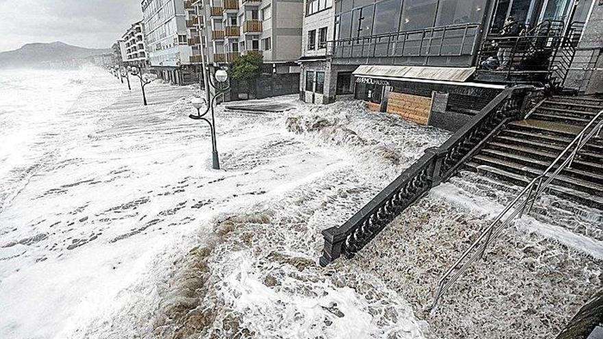 Durante la pleamar de las 17:00 horas, el mar ocupó espectacularmente el malecón de Zarautz, como puede verse en la imagen
