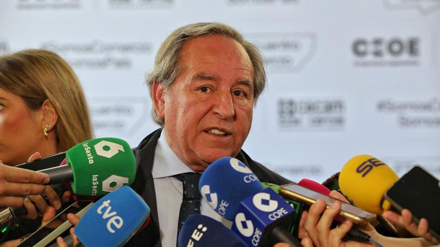 El líder de la patronal manchega llama "memos" a los jóvenes que cogen la baja por salud mental