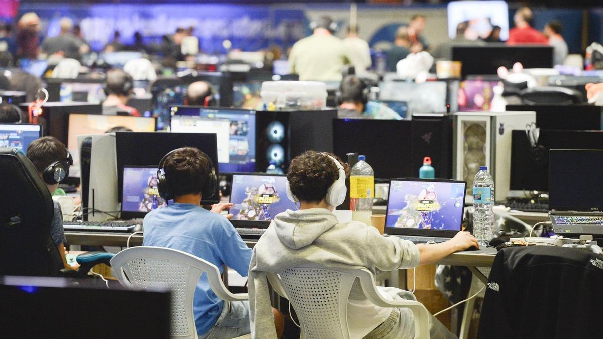La Euskal Encounter ha vuelto a reunir a cientos de personas de distintas edades en el BEC.
