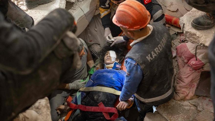 Rescatados en Turquía dos niños sepultados durante 84 horas bajo los escombros