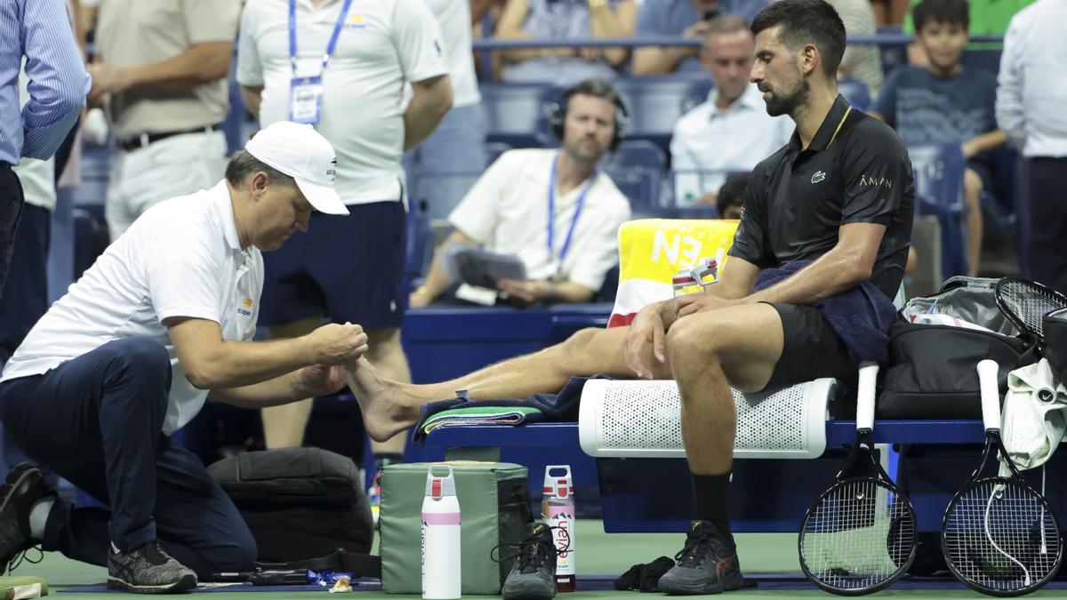 Novak Djokovic es atendido durante el US Open.