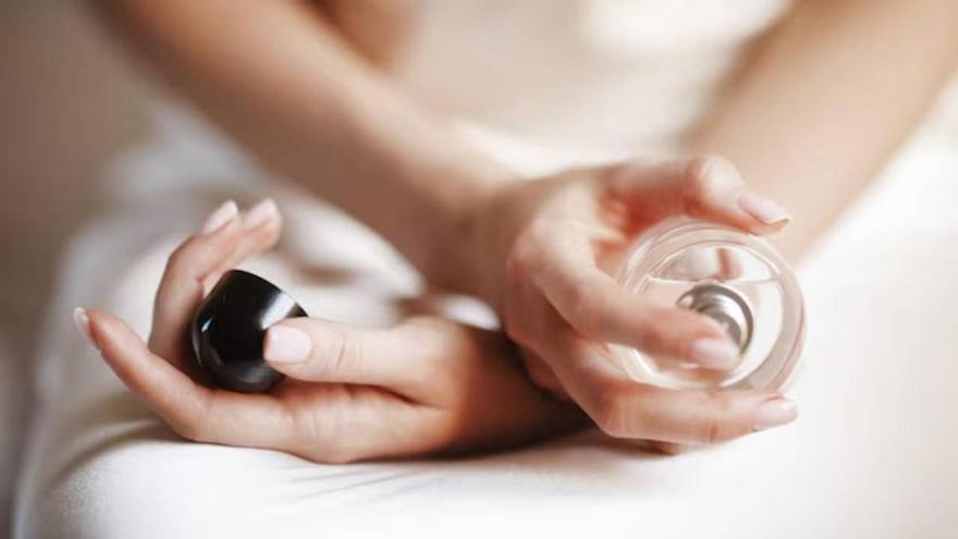 Adiós a volver a echarte perfume en el cuello: el motivo por el que debes dejar de hacerlo, según un agente de emergencias