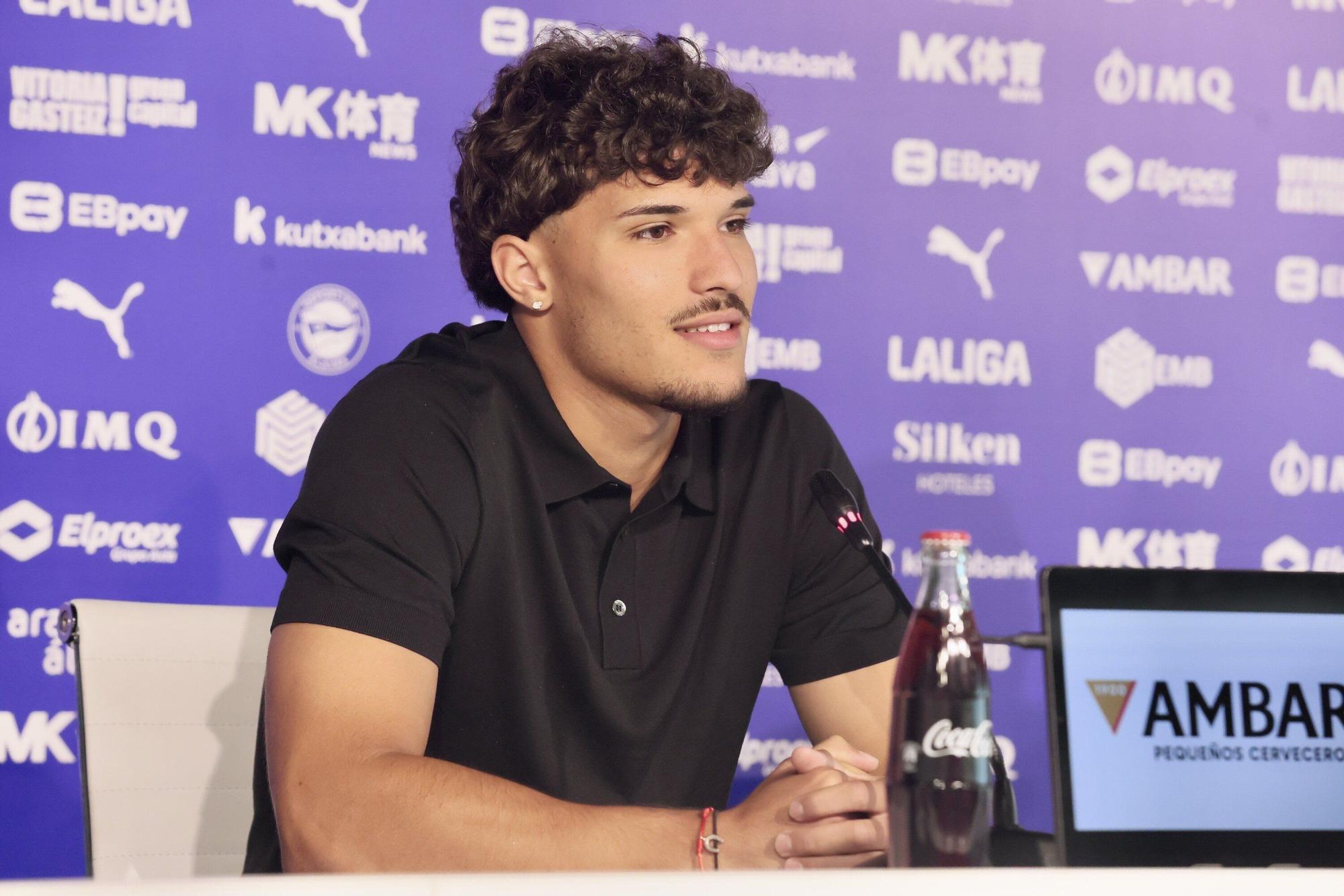 En imágenes: La presentación de Youssef Enríquez como jugador del Alavés