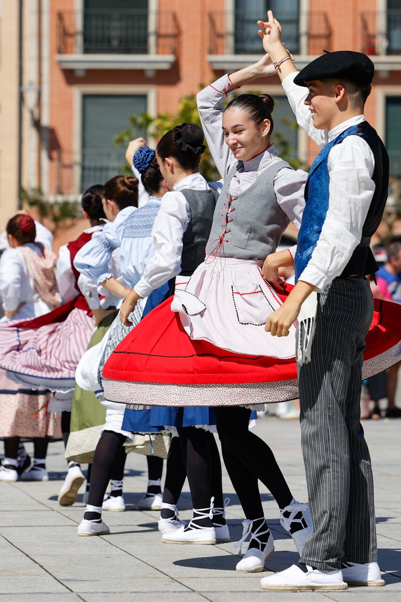 Gigantes, gaiteros y grupo de danzas Idoskia en Villava-Atarrabia