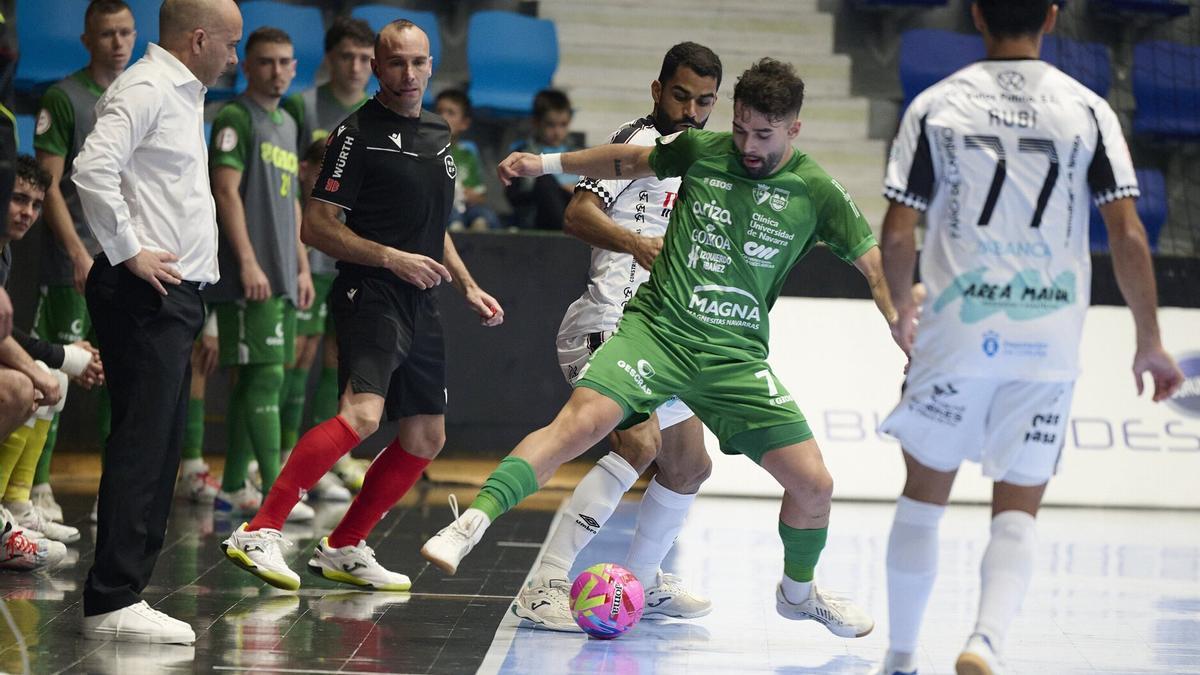 Ion Cerviño protege el balón ante su rival.