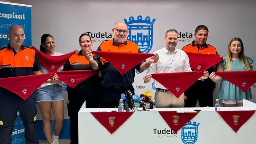 El alcalde Toquero, junto a miembros de Protección Civil.