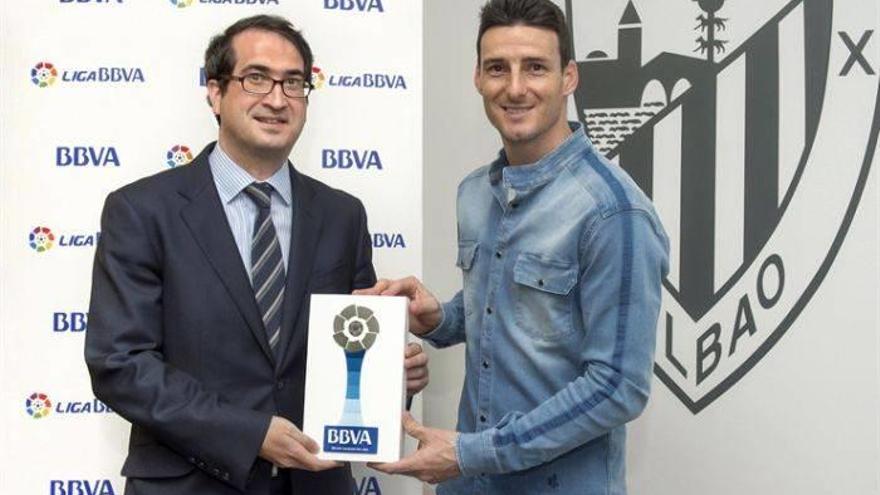 Aduriz ha recibido en Lezama el galardón que le acredita como mejor jugador de marzo de la LFP