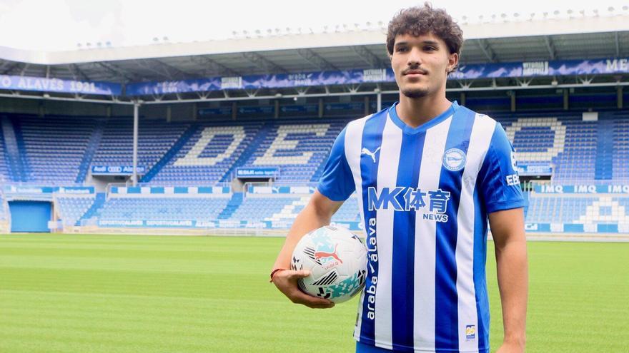 Youssef Enríquez posa en Mendizorroza como nuevo jugador del Alavés.