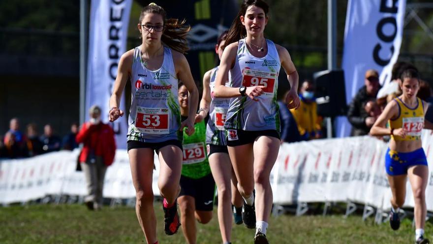 Ángela de Miguel, a la izquierda, durante prueba femenina del Campeonato de España de Cross Adaptado.