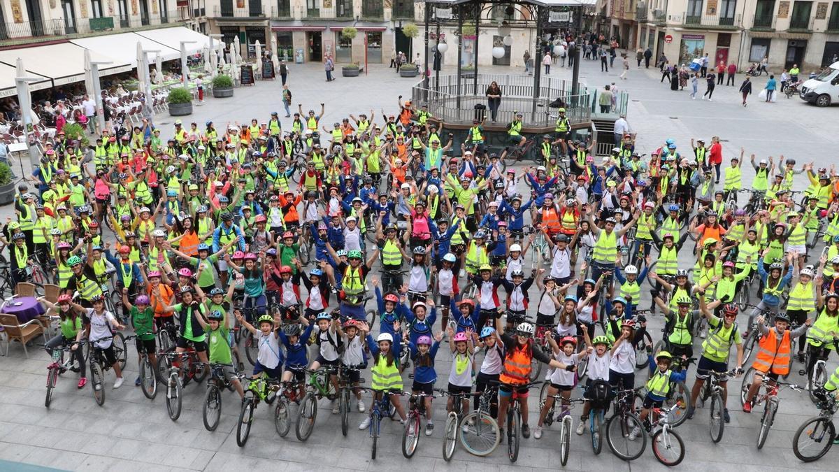 Celebración de un Día de Bicicleta en la plaza de Los Fueros e Tudela.
