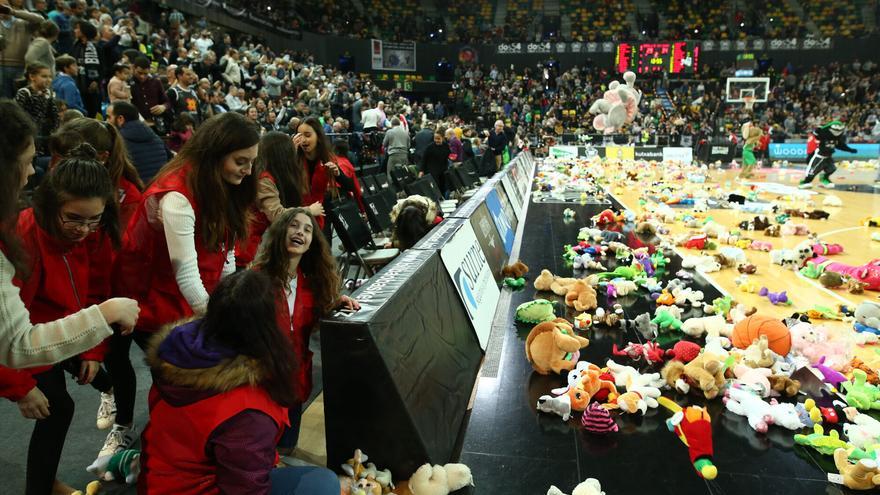 Bilbao Arena volverá a llenarse de solidaridad: regresa la tradicional ‘lluvia de peluches’