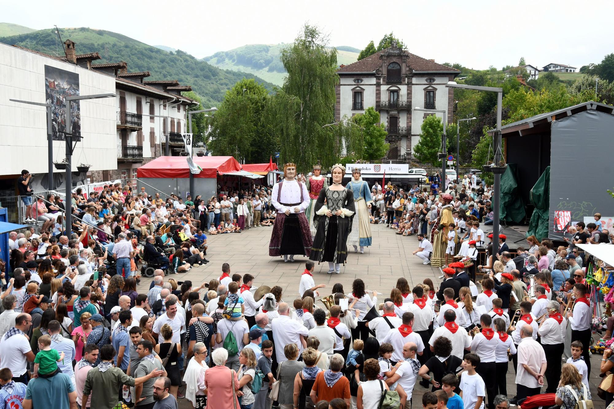 Elizondo celebra su día grande con bailes de gigantes y mutildantzak