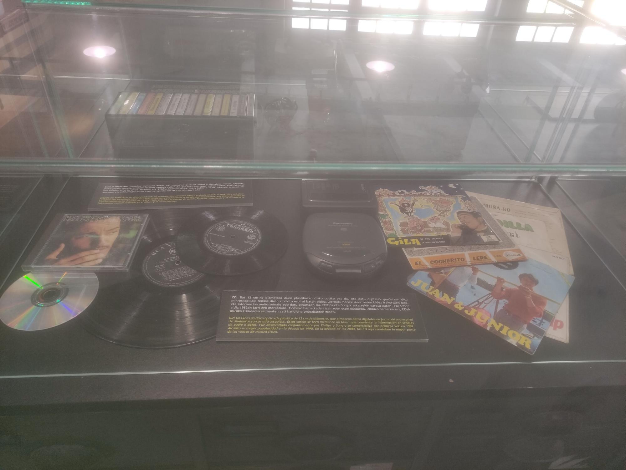 Exposición de objetos de hace unas décadas, en Legazpi