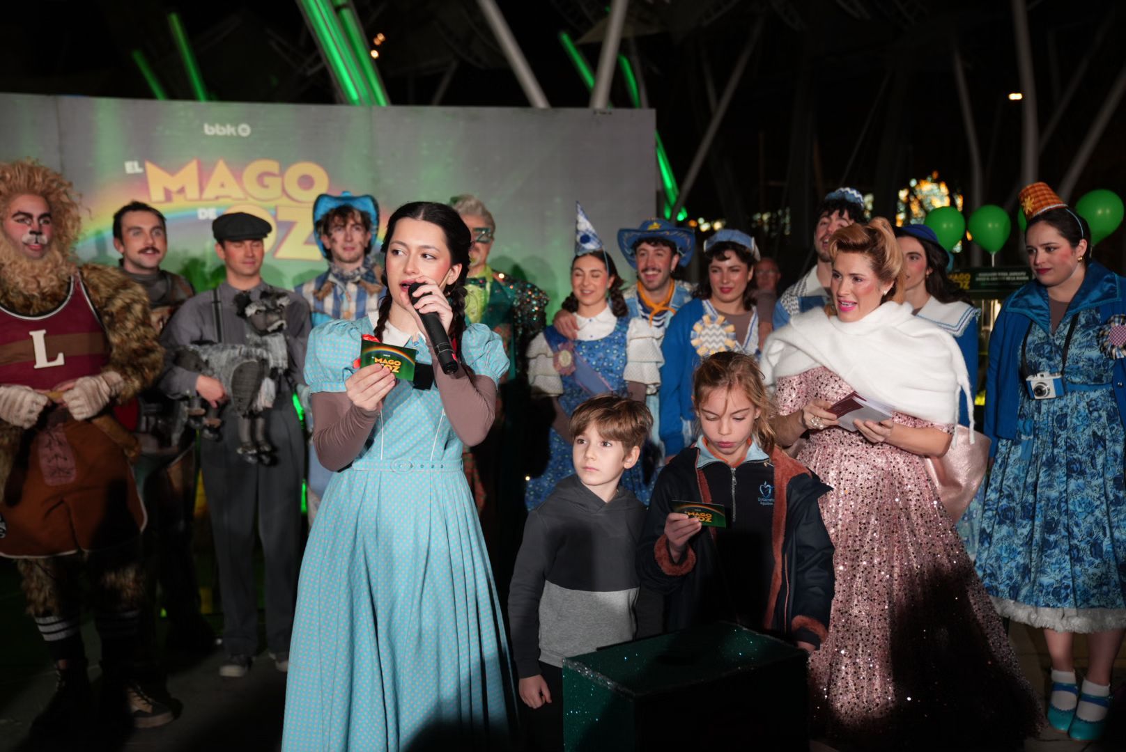 En imágenes: el Palacio Euskalduna se tematiza por Navidad