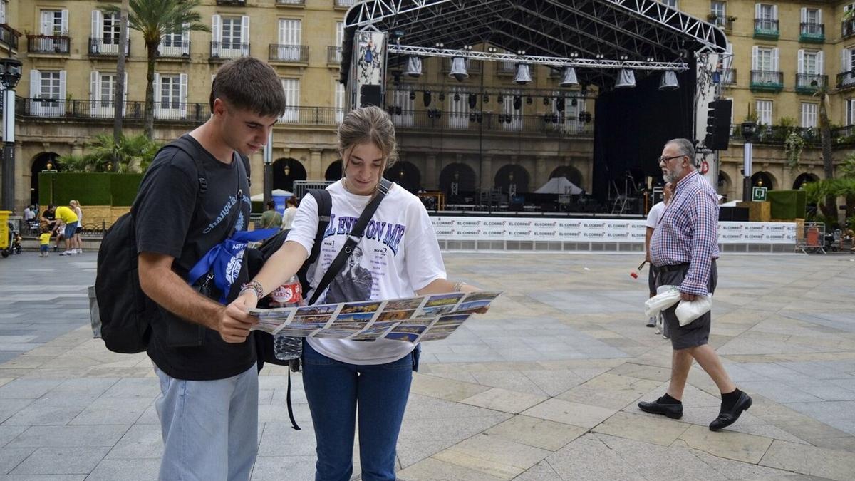Una pareja consulta un mapa en la Plaza Nueva.