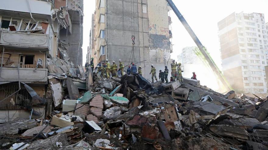 Al menos dos muertos y 83 heridos en un nuevo ataque masivo con misiles y drones rusos contra Kiev