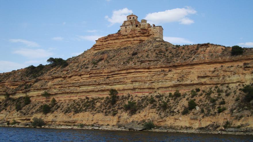 ¿Una isla fantasma? La ermita en ruinas que emerge entre las aguas del Ebro