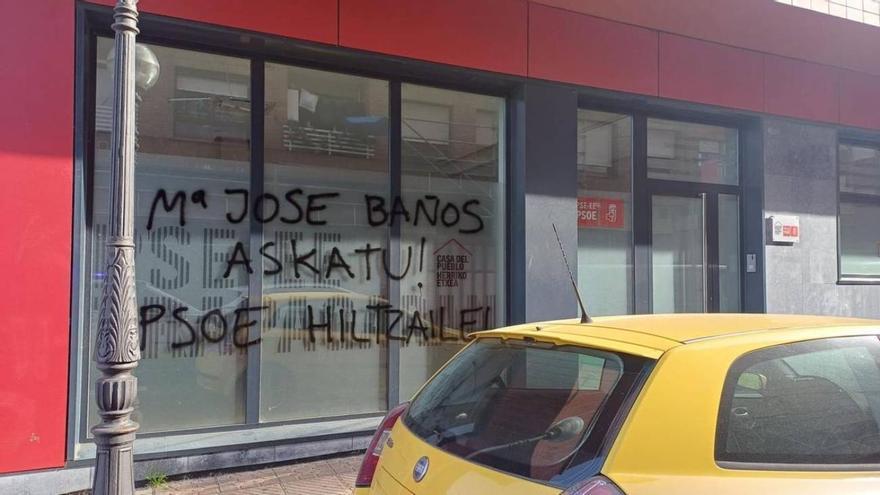 Realizan pintadas en tres sedes del PSE en Bizkaia