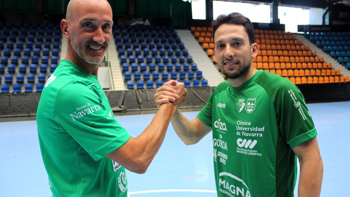 Javier Eseverri y Jhonatan Linares posan ante las cámaras.