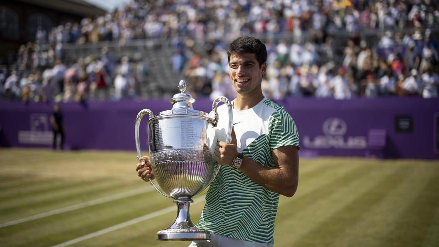 Carlos Alcaraz reina en Queen&#039;s y recupera el número uno