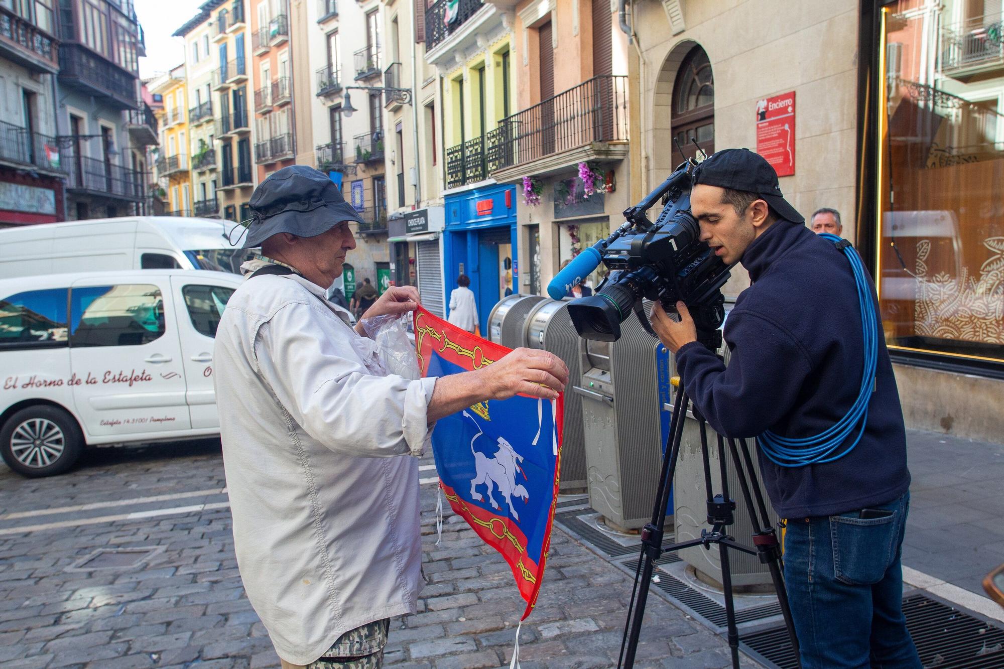 Colas para adquirir una de las 400 banderolas con el escudo de Pamplona
