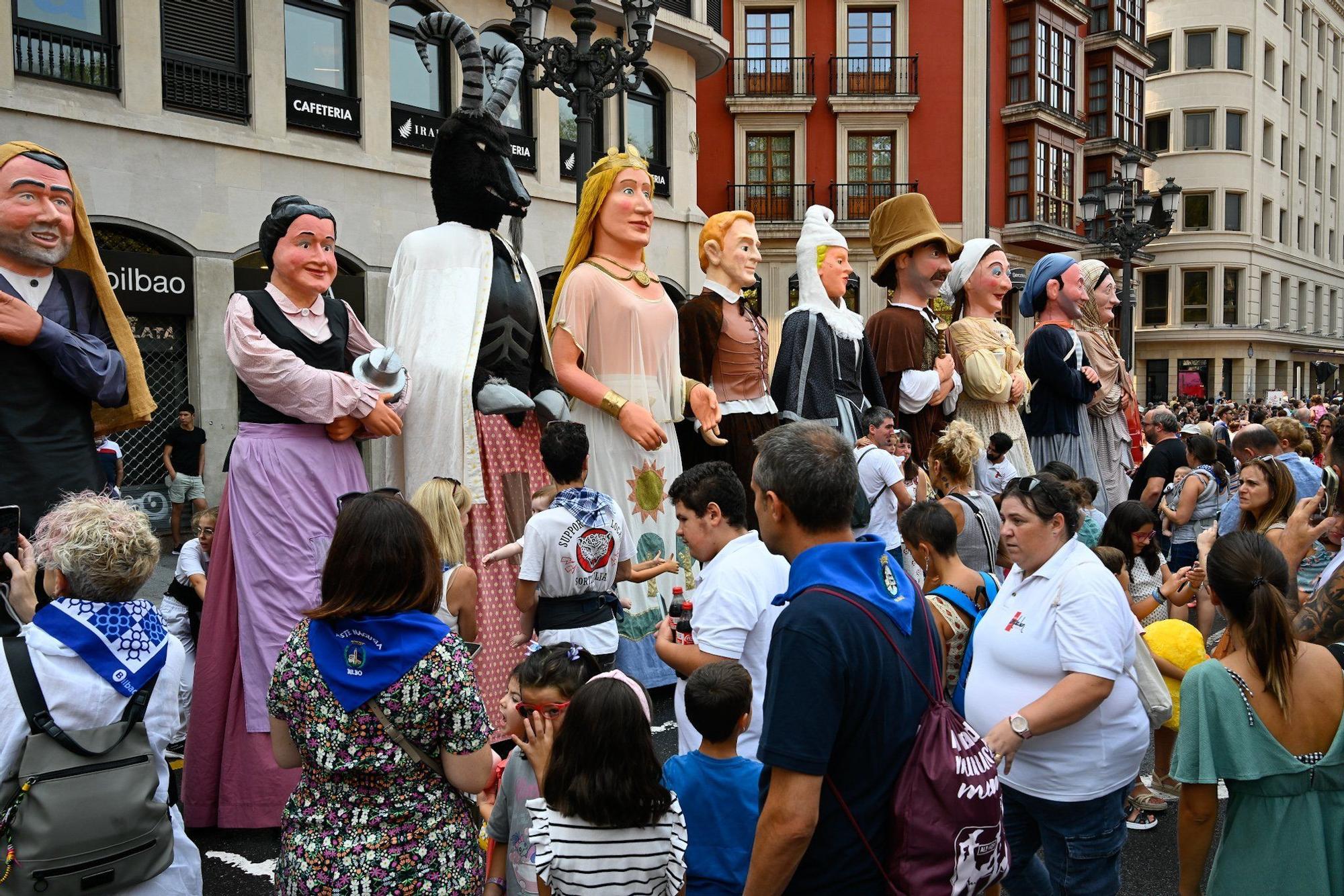 En imágenes: Los gigantes y cabezudos despiden Aste Nagusia a lo grande