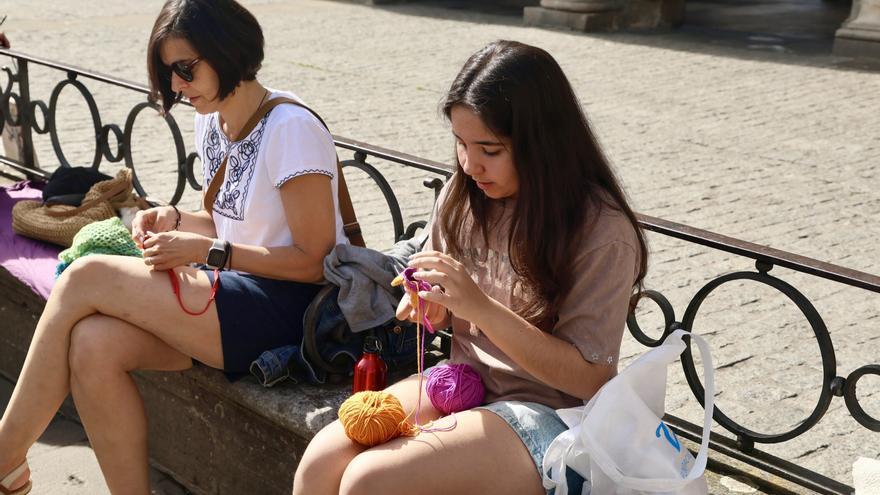 Agujas, ovillos y buena compañía en la Plaza Nueva