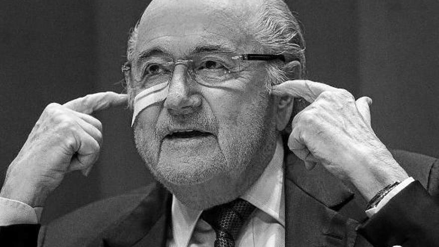Ocho años de sanción y multa para blatter y platini