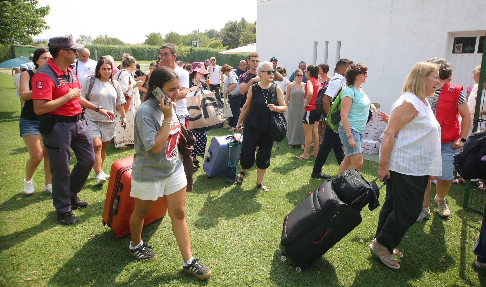 Los 180 viajeros del tren averiado, evacuados a Olite desde las piscinas de Pueyo