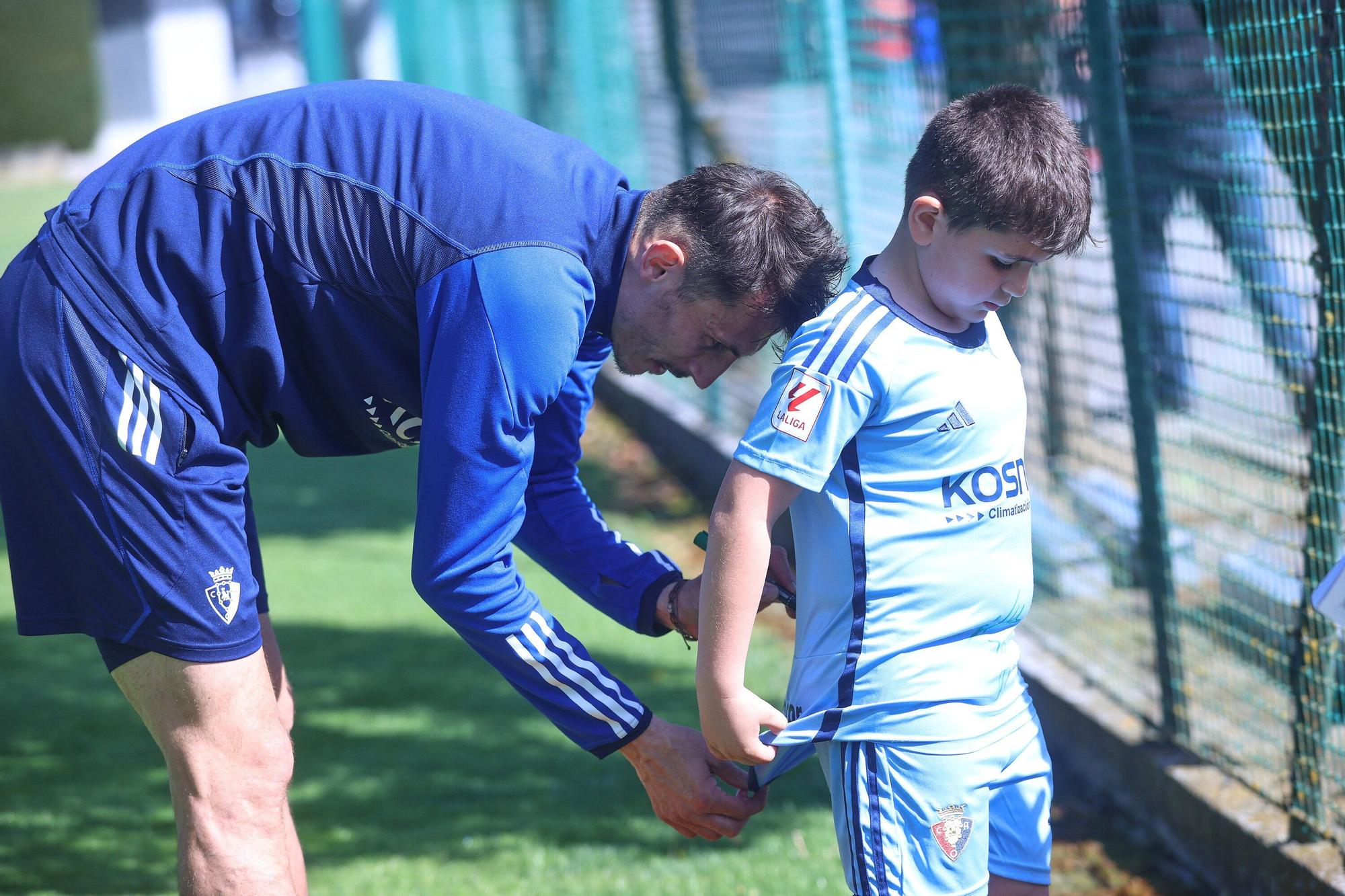 Osasuna se prepara para el Valencia: radiantes sonrisas en una calurosa mañana en Tajonar