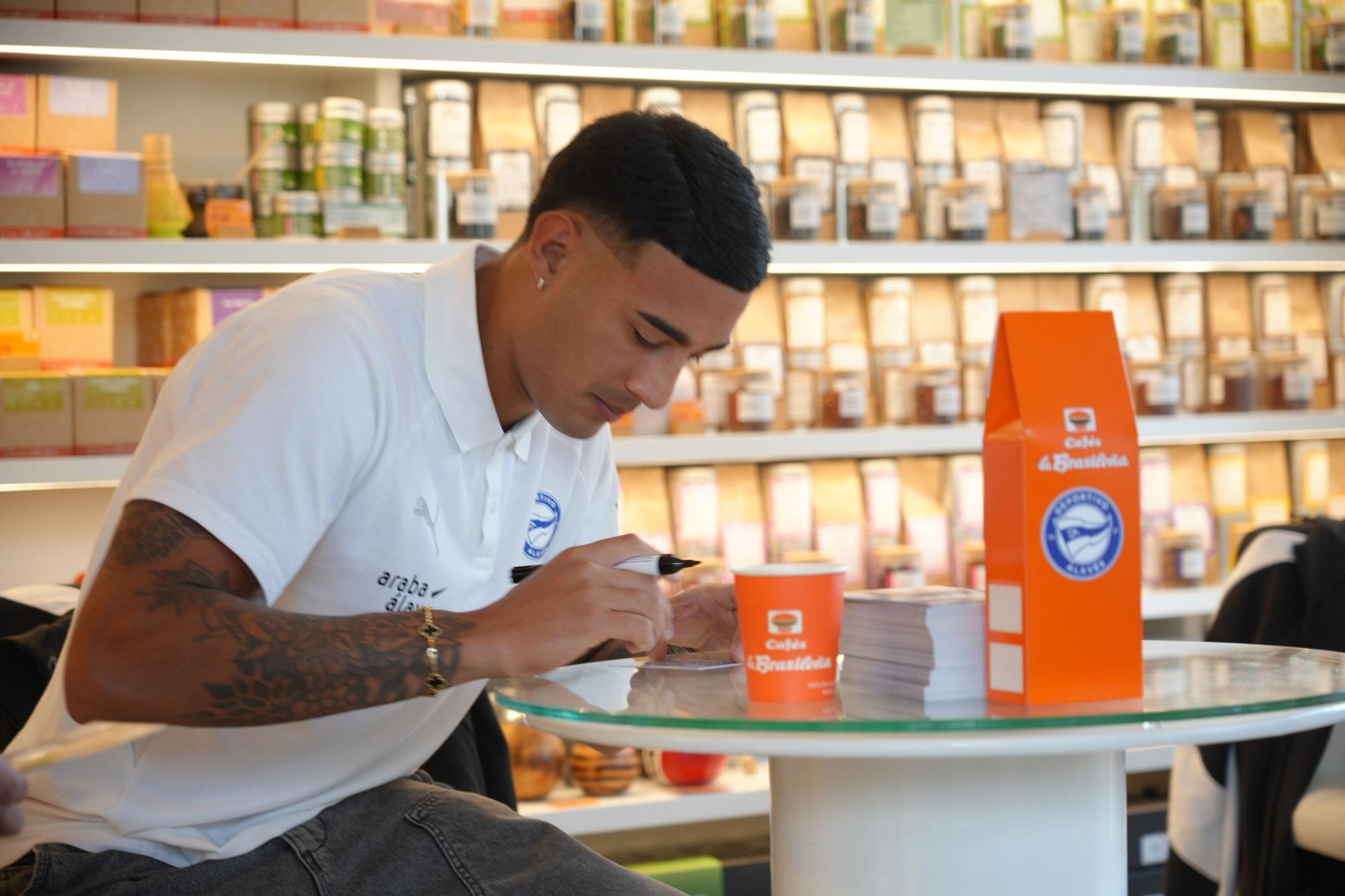 En imágenes: Firma de autógrafos para desbordar Vitoria-Gasteiz de ilusión albiazul