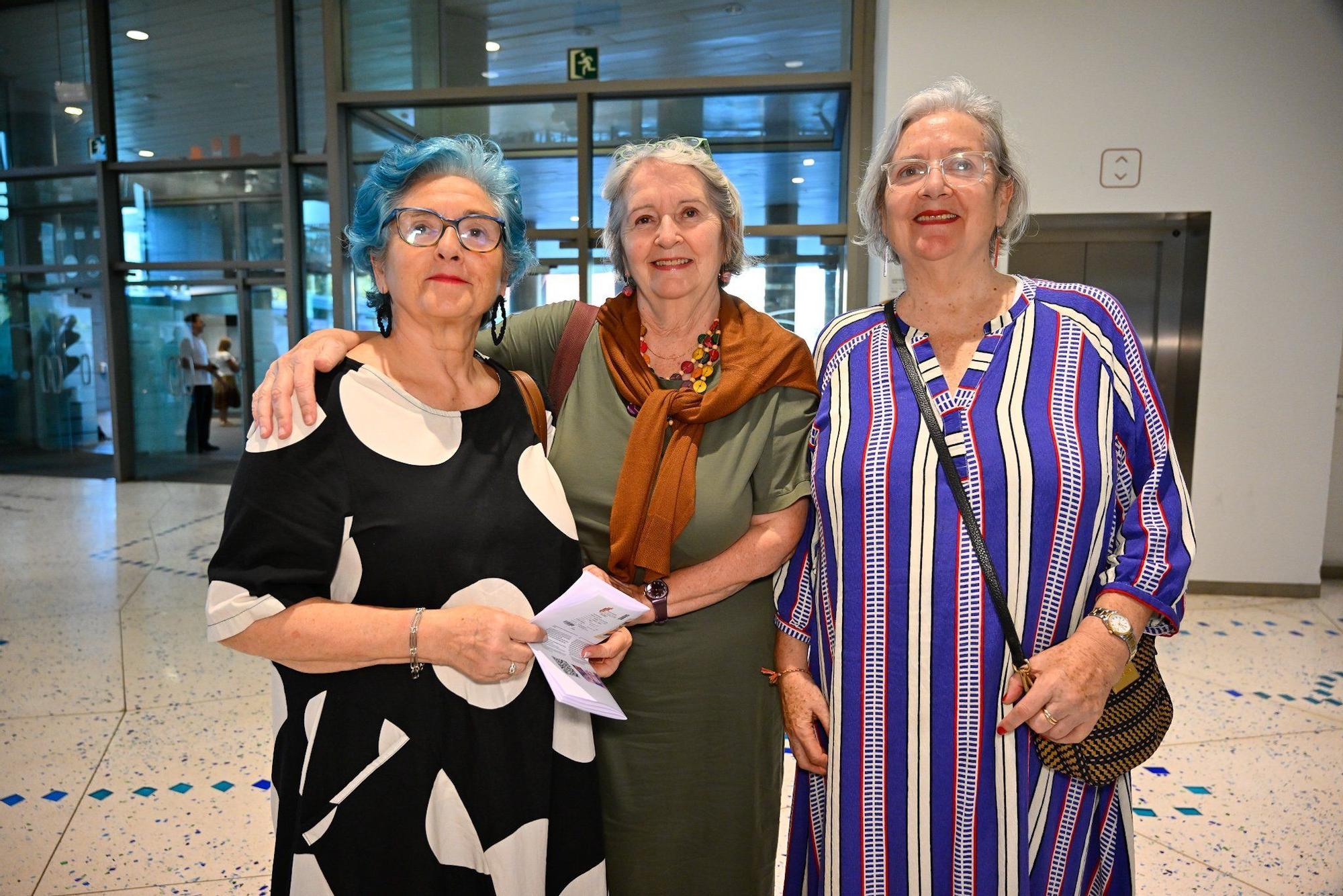 Las tres hermanas Mentxu, Marian y Ane Arbide, en el atrio de Euskalduna Bilbao.