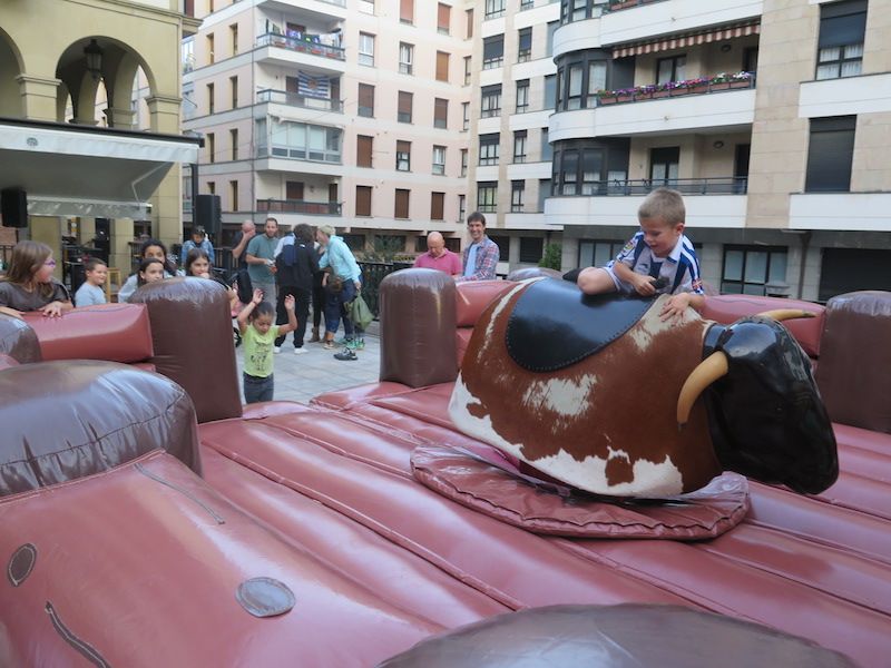 La fiesta de aniversario del bar Eire de Urretxu, en imágenes