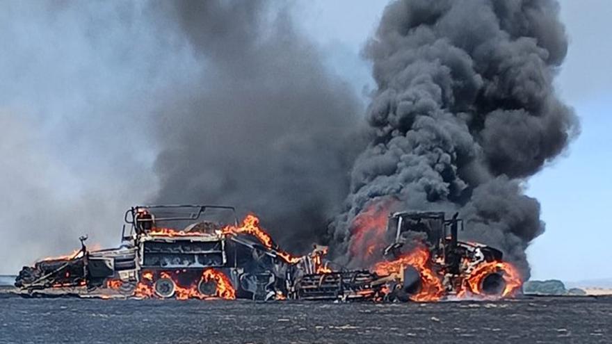 Sofocan un incendio en Lerín tras arden una empacadora y extenderse en el cereal