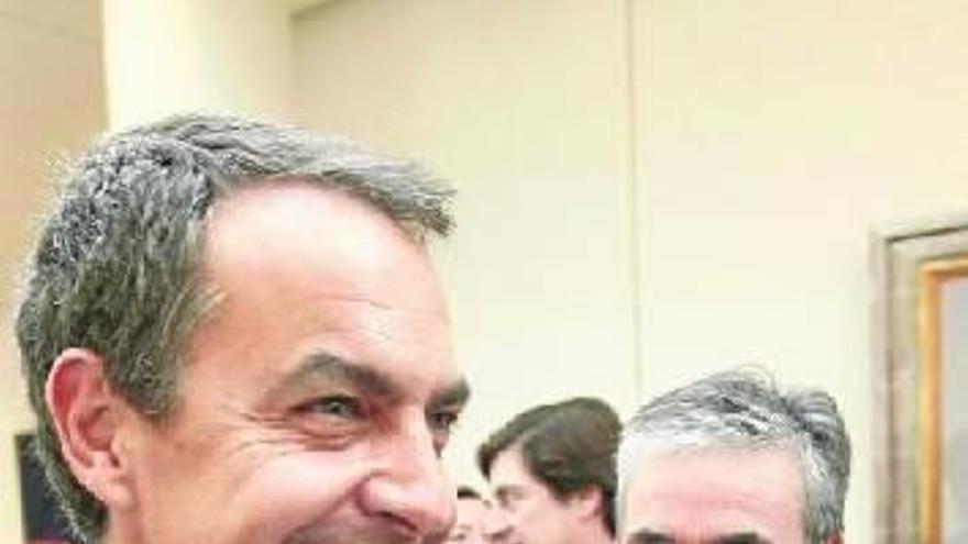 El presidente del Gobierno español, José Luis Rodríguez Zapatero, junto a Ramón Jáuregui.