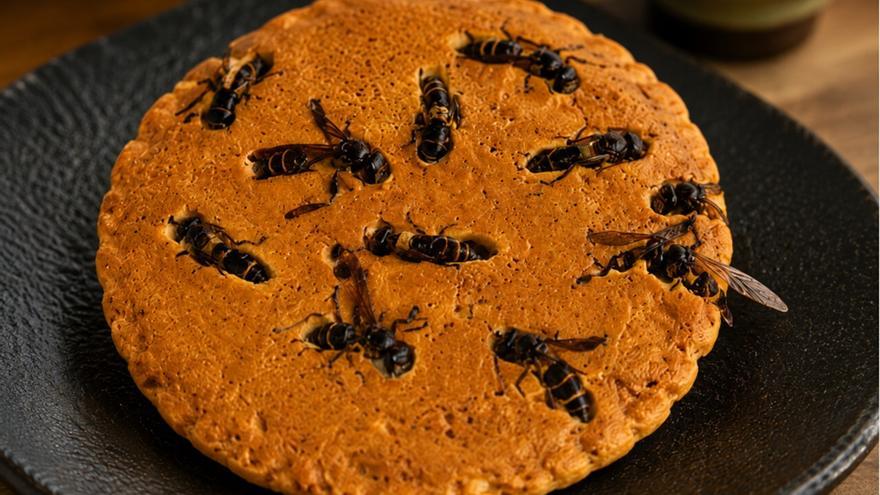 Las galletas con avispas incrustadas que se han puesto de moda en Japón
