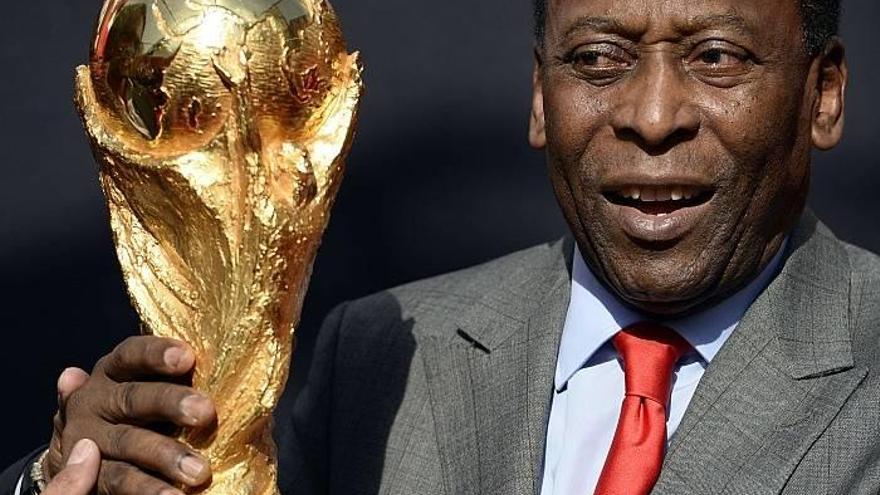 Pelé sale del hospital dos días después de una operación de cálculos renales