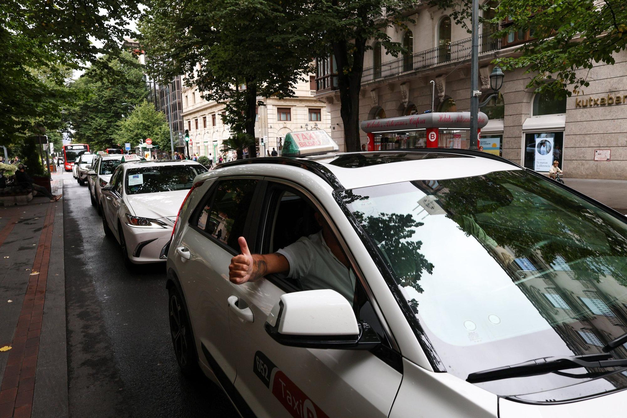 En imágenes: Taxistas reclaman en Bilbao inspecciones a Uber y Cabify