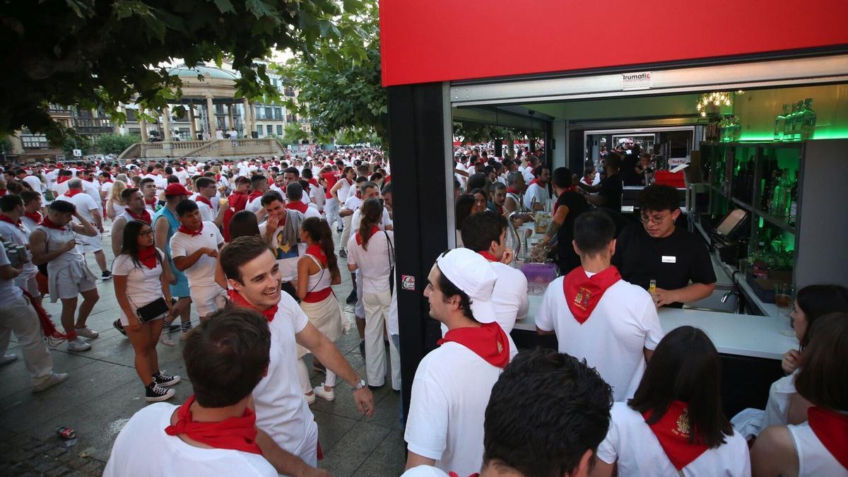 Barras en la Plaza del Castillo en los Sanfermines de 2022.