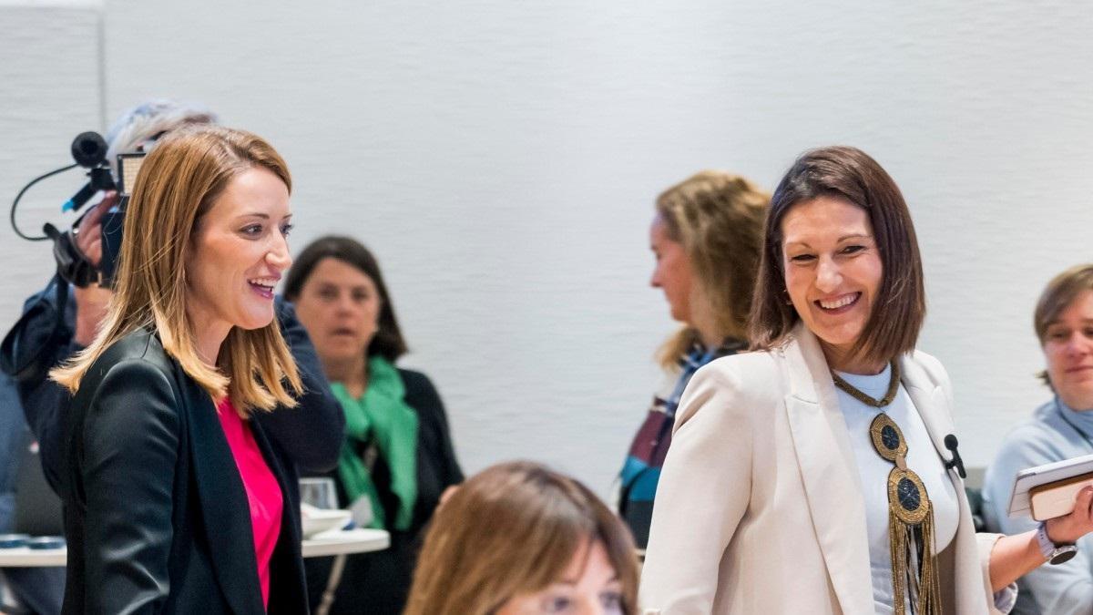 La eurodiputada jelkide Oihane Agirregoitia junto a la presidenta del Parlamento Europeo, Roberta Metsola, durante el foro celebrado en Bruselas.